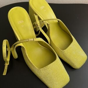 Zara Women's Green and Yellow Courts